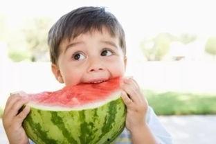 小胖妞吃瓜搞笑视频,笑料百出，欢乐无限！