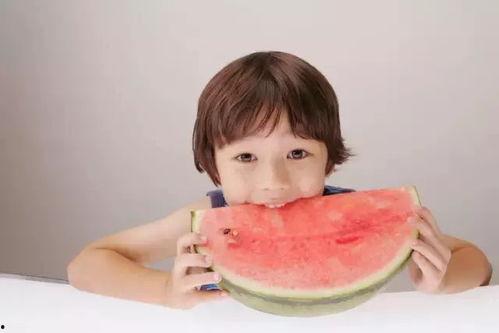 小胖妞吃瓜搞笑视频,笑料百出，欢乐无限！