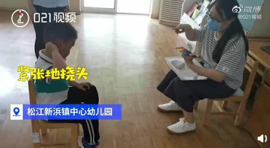 幼儿园吃瓜小朋友视频,吃瓜小萌娃萌态百出