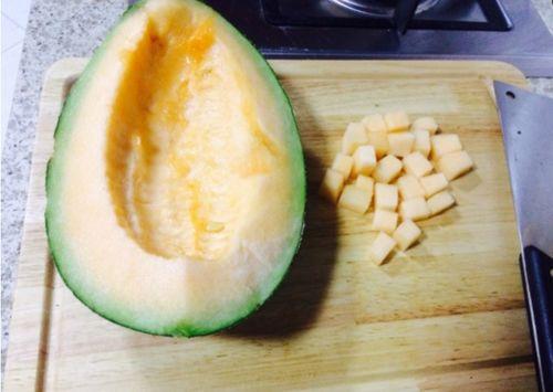 农场吃哈密瓜的视频,甜蜜哈密瓜，尽享丰收滋味