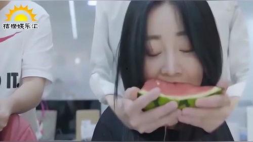 黑色衣服男子吃瓜视频,黑色衣装引发网友热议