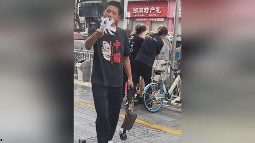 黑色衣服男子吃瓜视频,黑色衣装引发网友热议