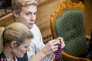 黑色衣服男子吃瓜视频,黑色衣装引发网友热议