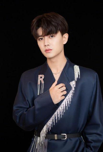 任嘉伦新代言吃瓜视频,吃瓜视频揭秘幕后花絮