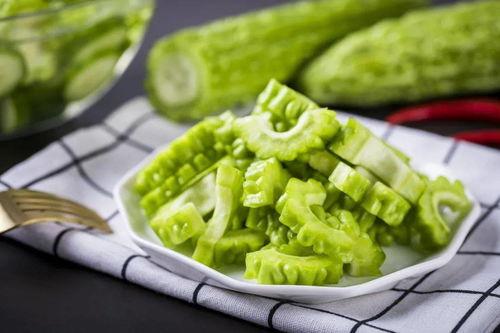 天气炎热吃瓜视频,吃瓜解暑乐无边