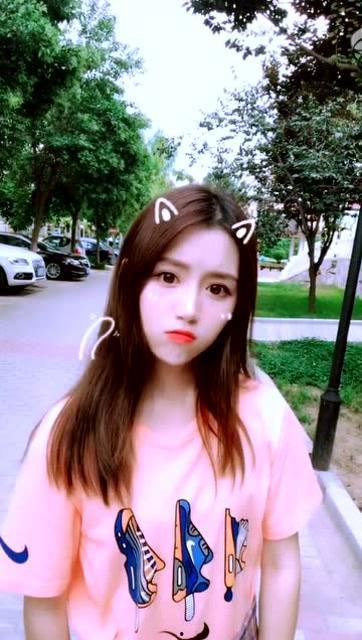 搞笑女吃南宁瓜视频,搞笑女挑战吃瓜大赛，笑料百出！