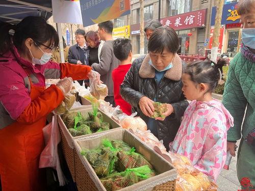 户外吃瓜活动视频,欢乐时光尽享夏日清凉