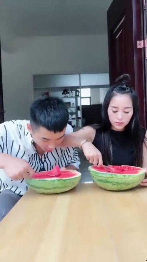 两夫妻找鸭子吃瓜视频,趣味横生日常瞬间