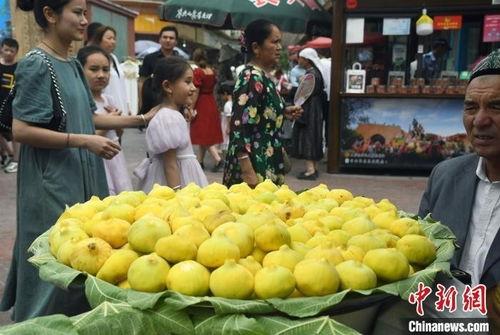 新疆夜市吃蜜瓜视频播放,甜蜜瞬间，播放量飙升
